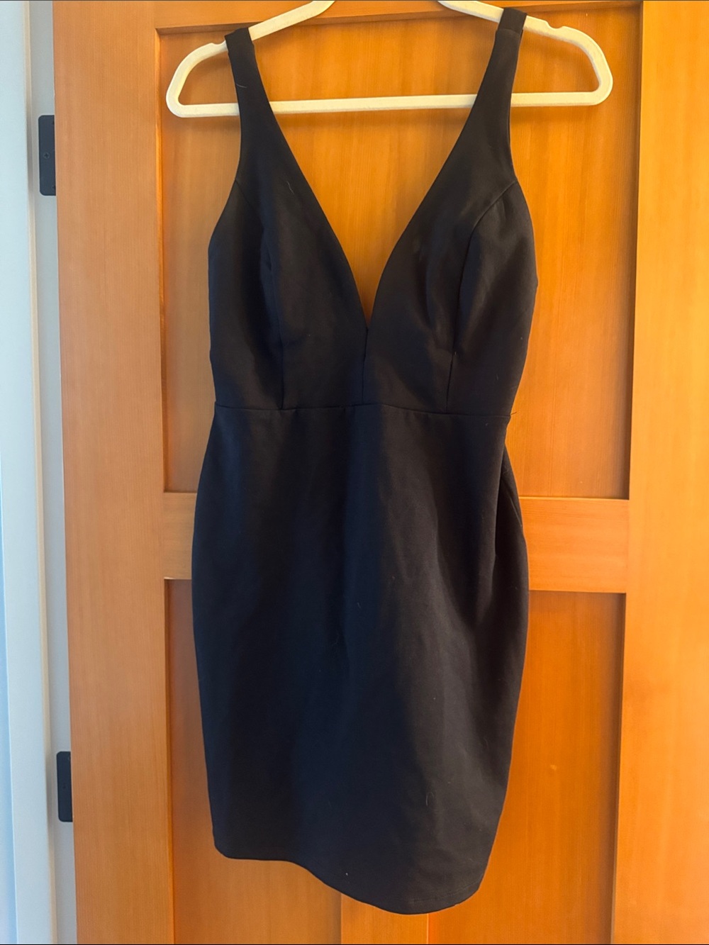 Lulu’s Black V-Neck Sleeveless Sheath Dress - Picture 1 of 3